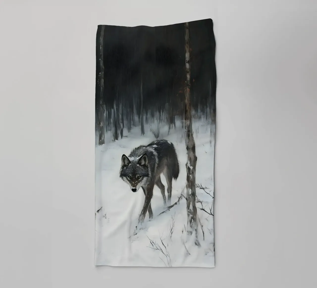 Lupo nero in una foresta invernale innevata - Mistico asciugamano da bagno da Studio Vibe