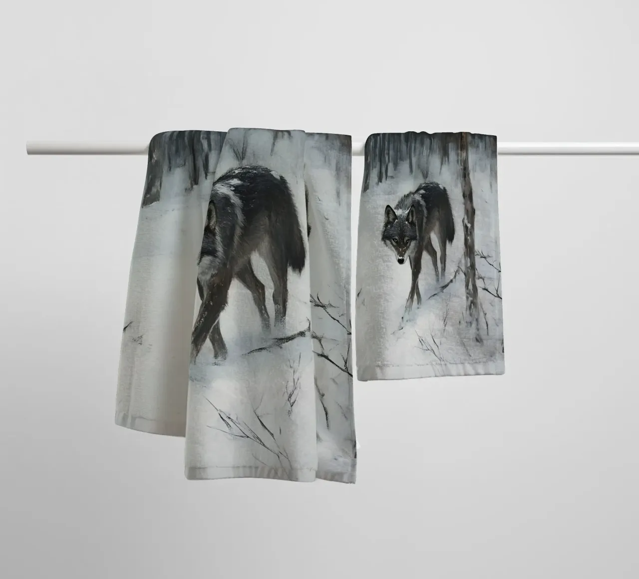 Lupo nero in una foresta invernale innevata - Mistico asciugamano da bagno da Studio Vibe