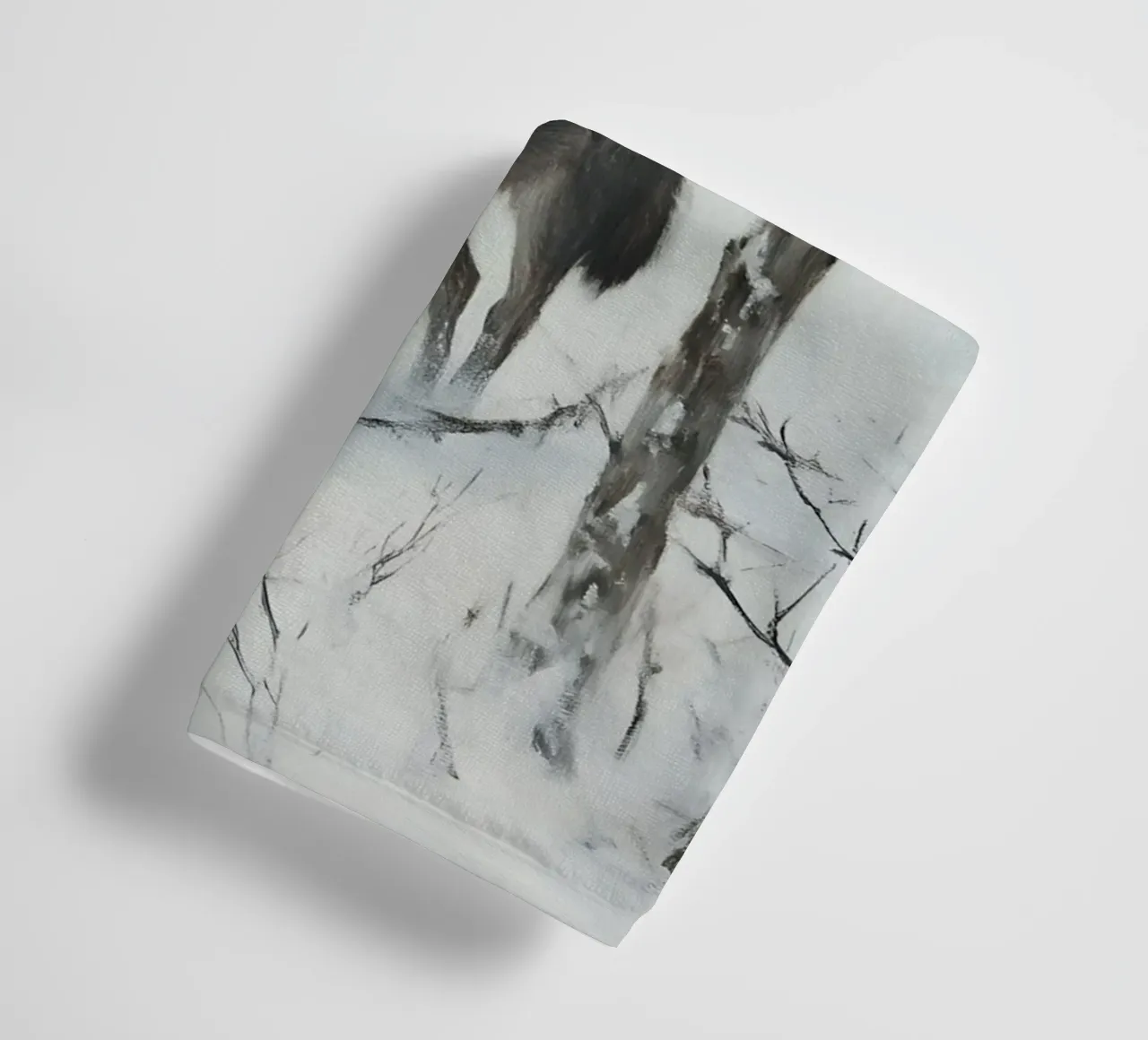 Lupo nero in una foresta invernale innevata - Mistico asciugamano da bagno da Studio Vibe