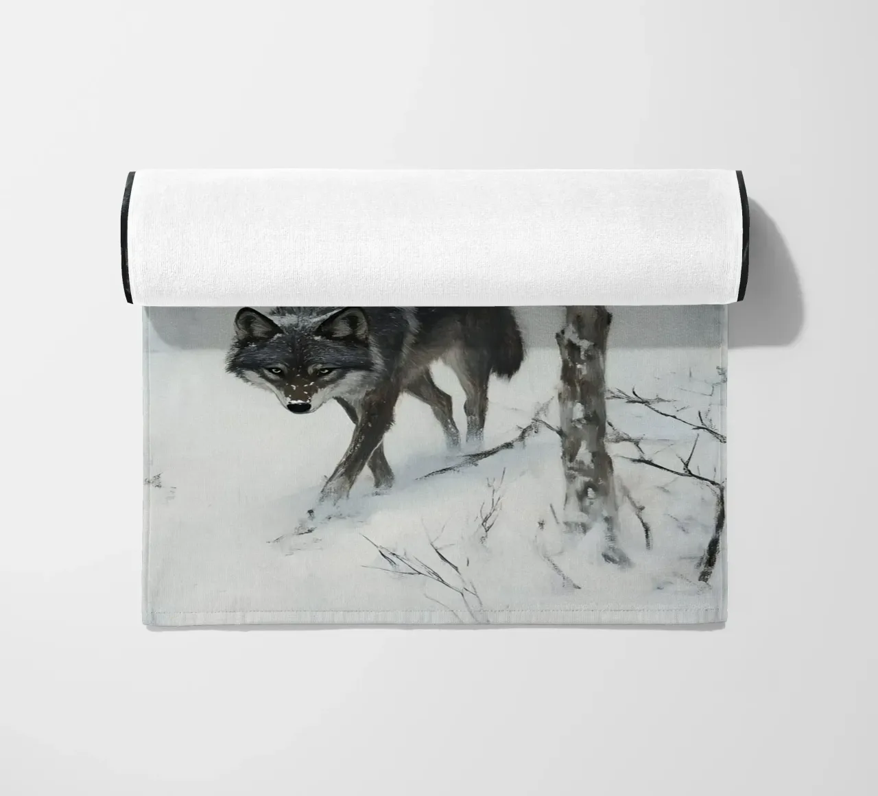 Lupo nero in una foresta invernale innevata - Mistico telo mare da Studio Vibe