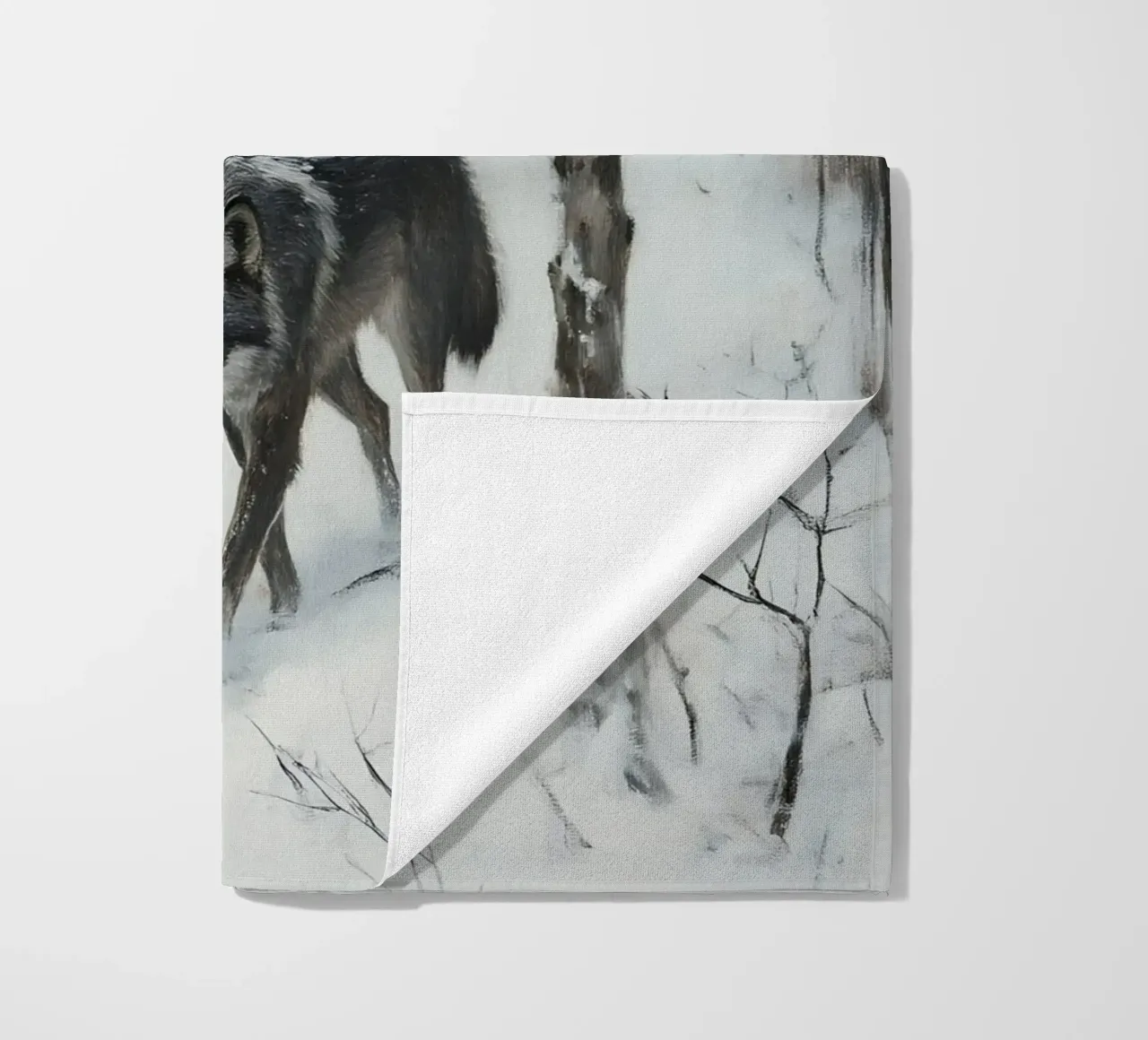 Lupo nero in una foresta invernale innevata - Mistico telo mare da Studio Vibe