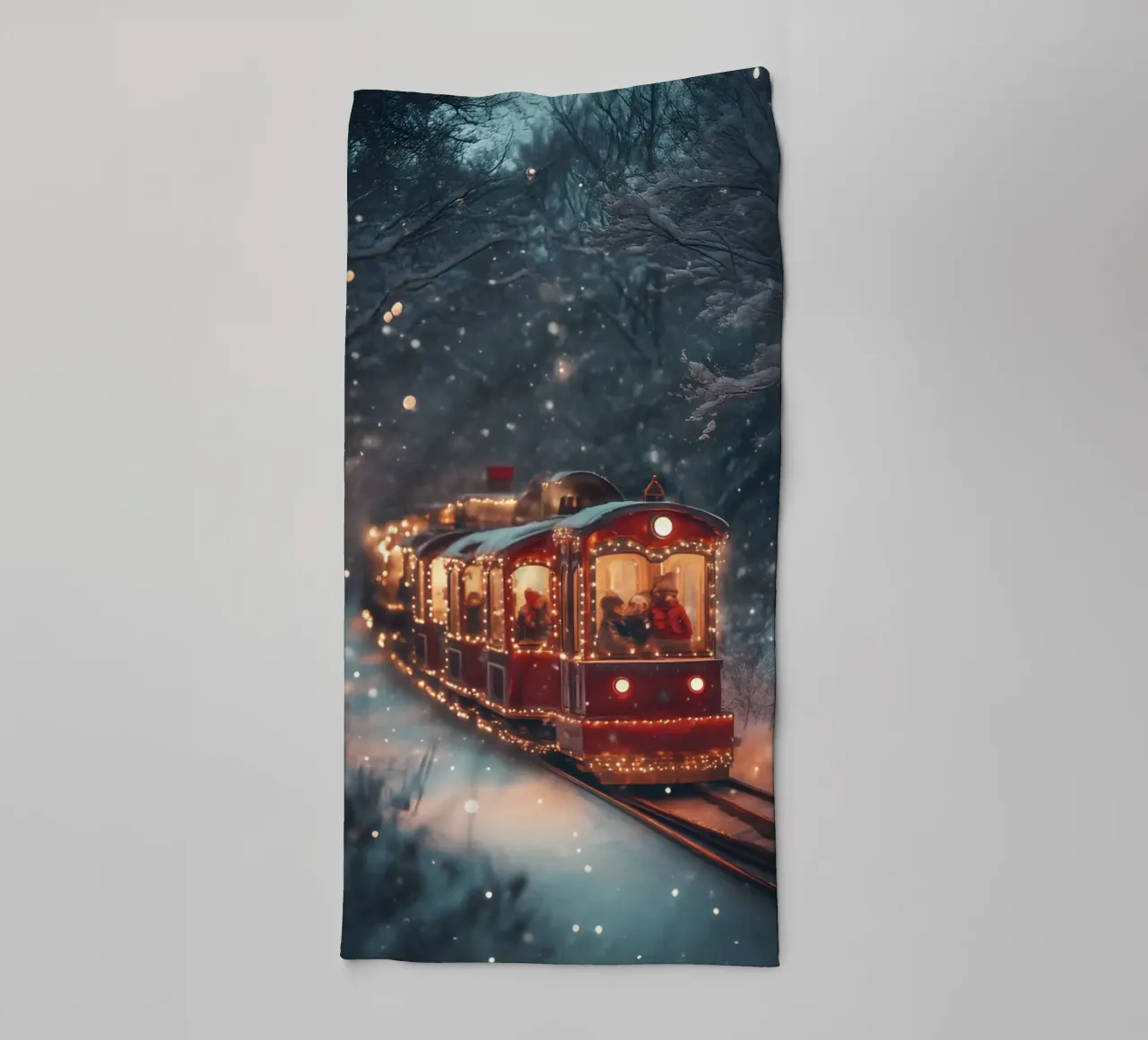 Magico treno di Natale nella foresta invernale innevata asciugamano da bagno da Studio Vibe
