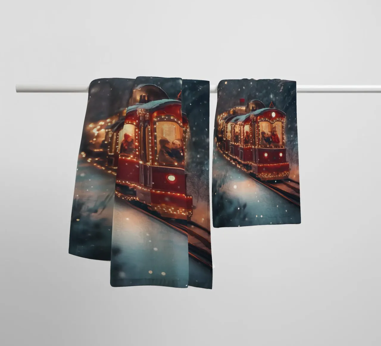 Magico treno di Natale nella foresta invernale innevata asciugamano da bagno da Studio Vibe