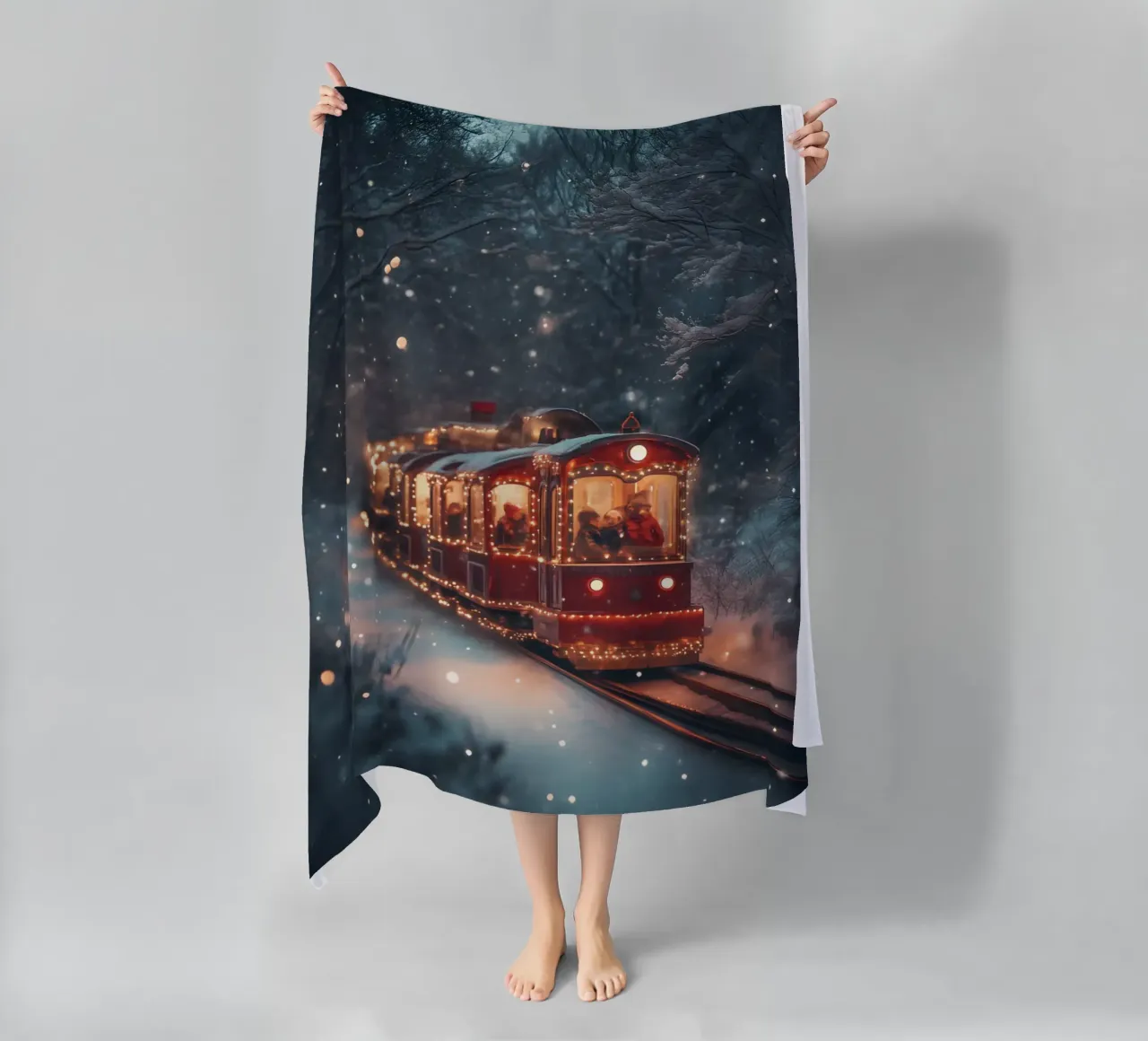 Magico treno di Natale nella foresta invernale innevata telo mare da Studio Vibe