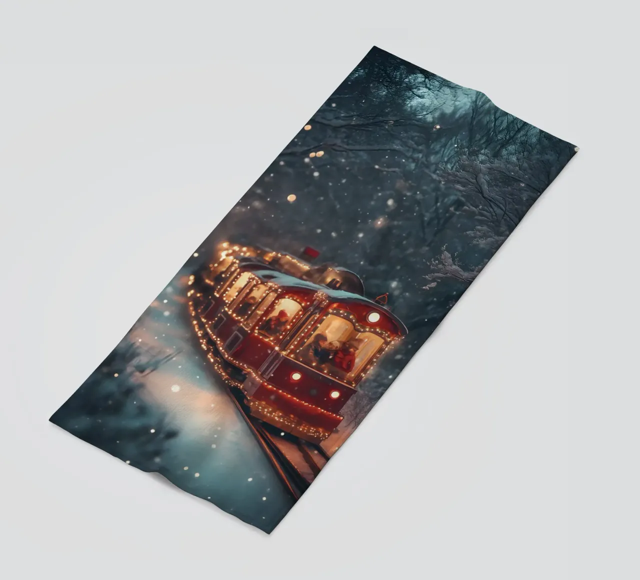 Magico treno di Natale nella foresta invernale innevata telo mare da Studio Vibe