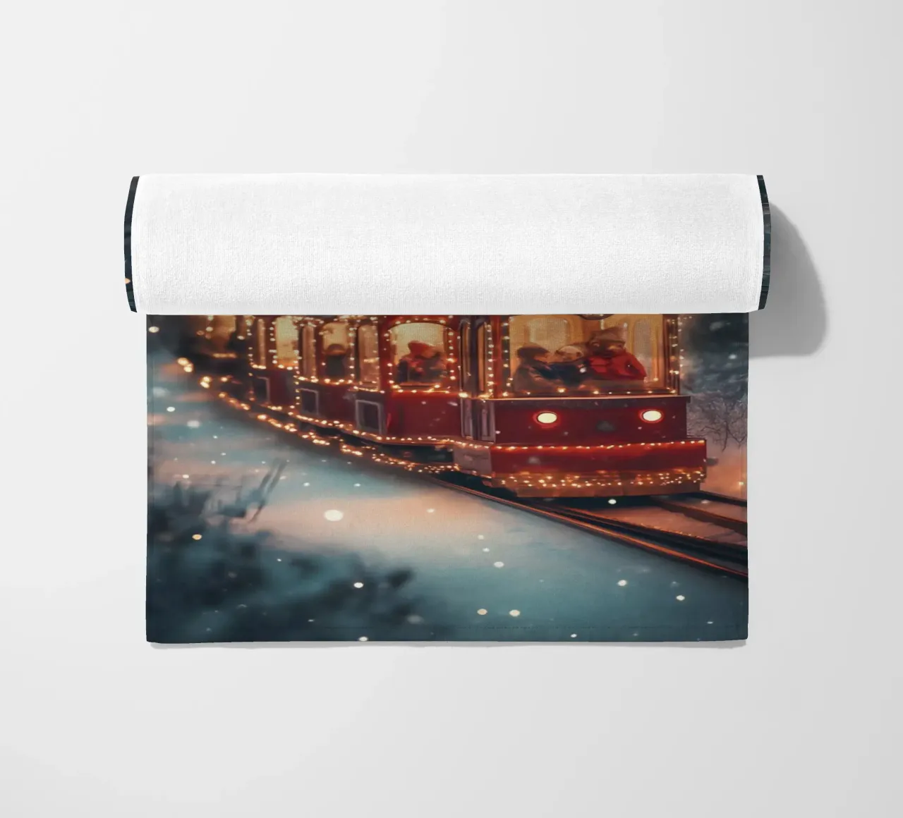 Magico treno di Natale nella foresta invernale innevata telo mare da Studio Vibe