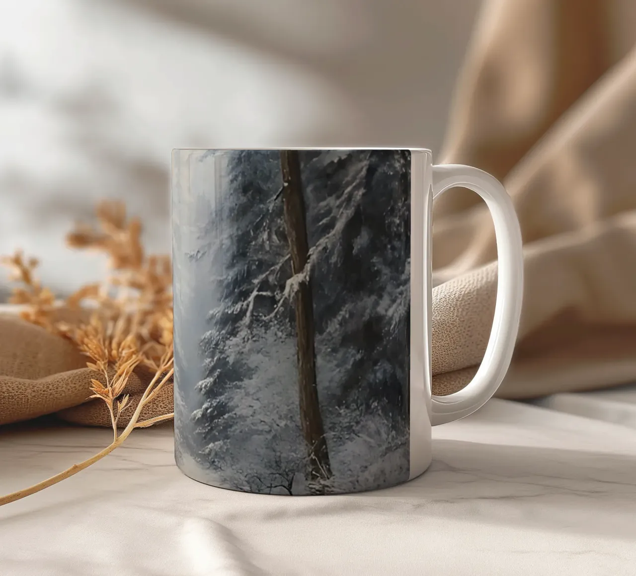 Poster invernale con capanna in un bosco innevato tazza in ceramica da Studio Vibe