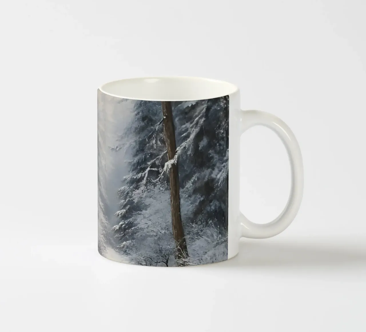 Poster invernale con capanna in un bosco innevato tazza in ceramica da Studio Vibe