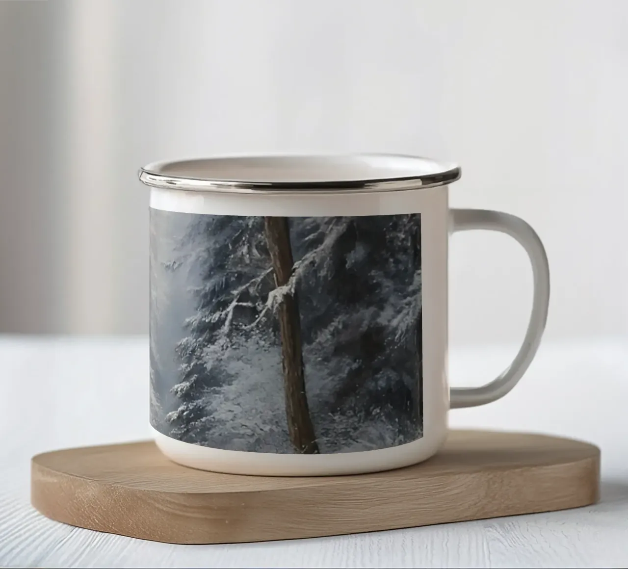 Poster invernale con capanna in un bosco innevato tazza in smalto da Studio Vibe