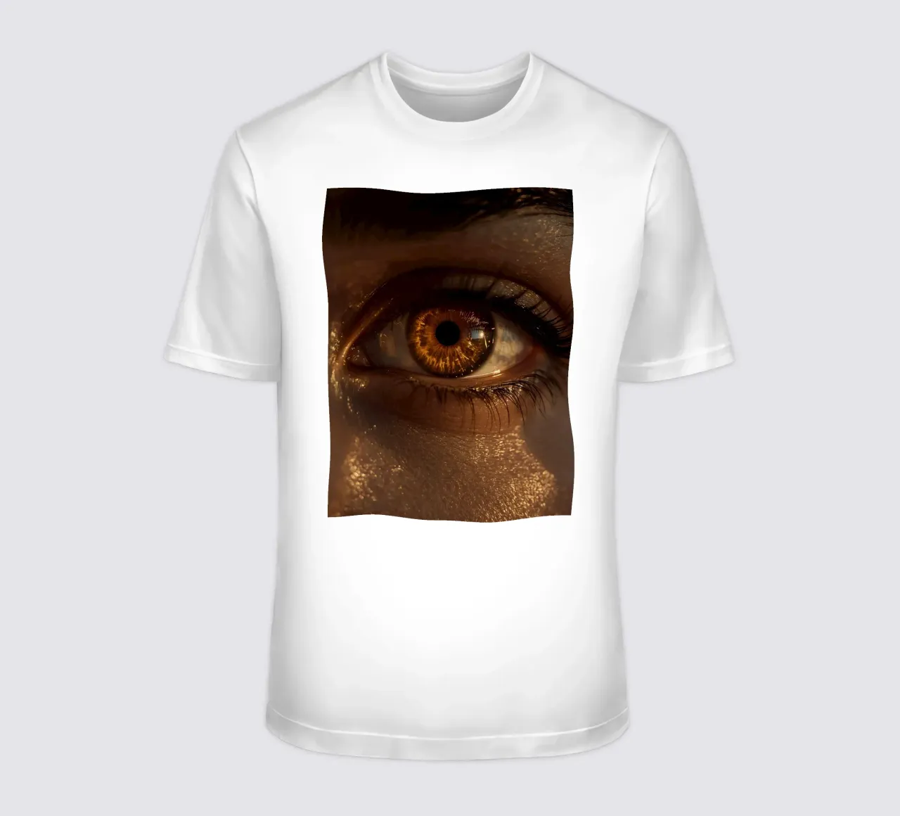 Macro occhio umano con iride ambrata e riflessi dorati della pelle t-shirt da DesignDoodle