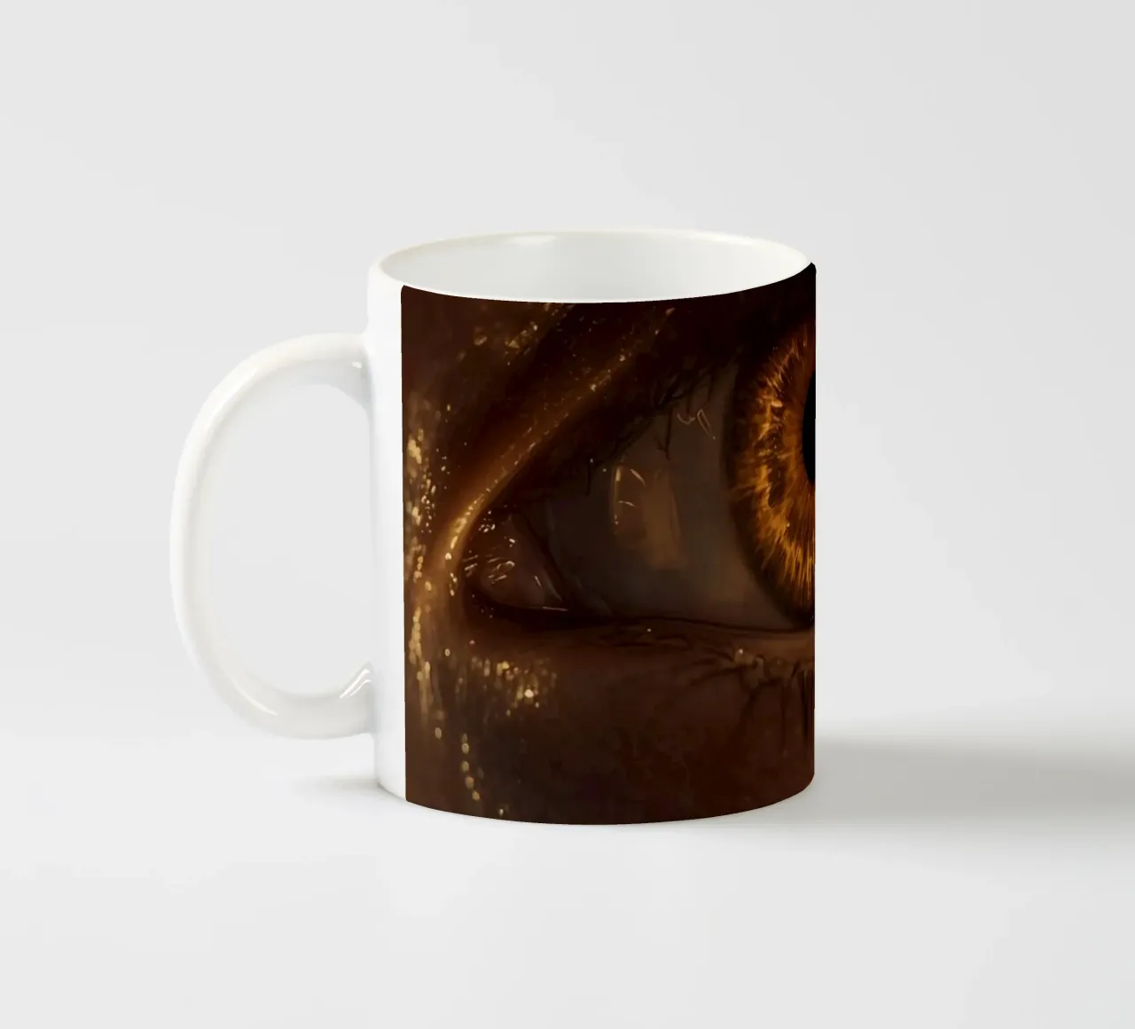 Macro occhio umano con iride ambrata e riflessi dorati della pelle tazza in ceramica da DesignDoodle