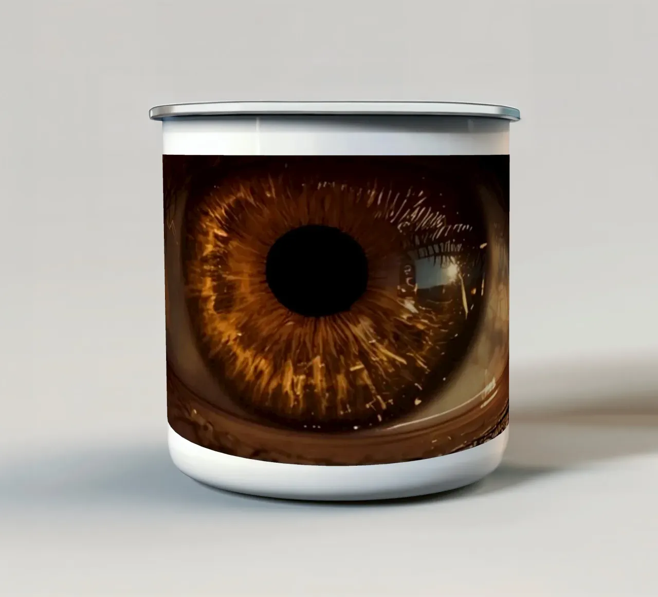 Macro occhio umano con iride ambrata e riflessi dorati della pelle tazza in smalto da DesignDoodle
