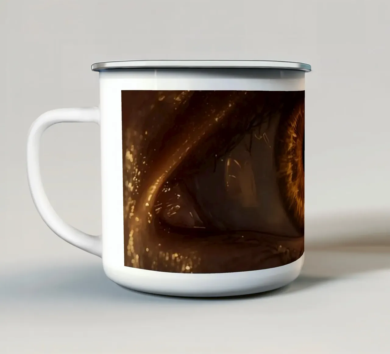Macro occhio umano con iride ambrata e riflessi dorati della pelle tazza in smalto da DesignDoodle