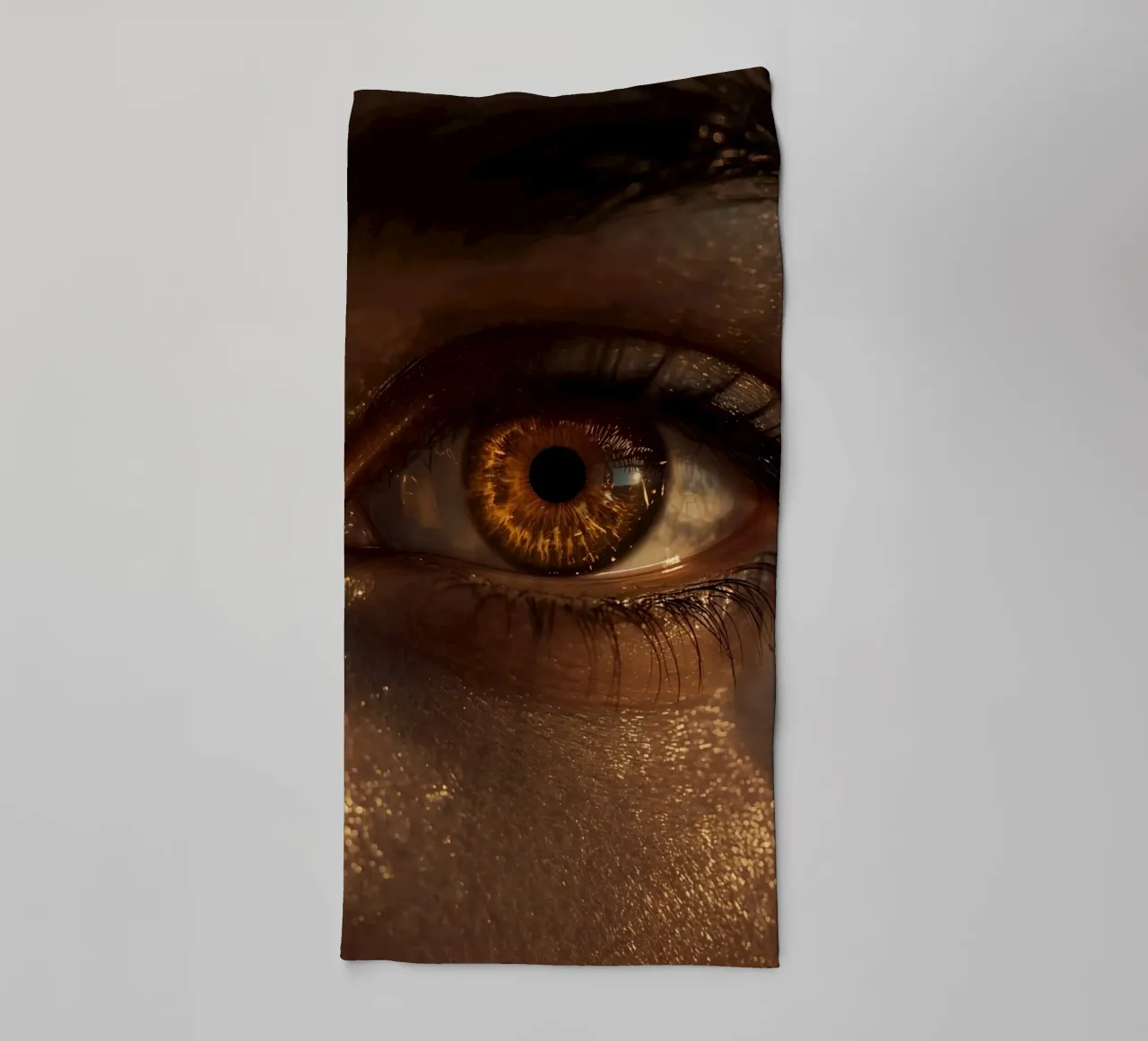 Macro occhio umano con iride ambrata e riflessi dorati della pelle asciugamano da bagno da DesignDoodle