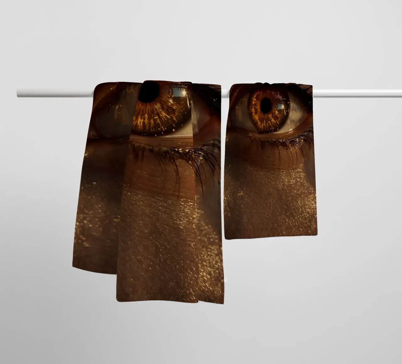 Macro occhio umano con iride ambrata e riflessi dorati della pelle asciugamano da bagno da DesignDoodle
