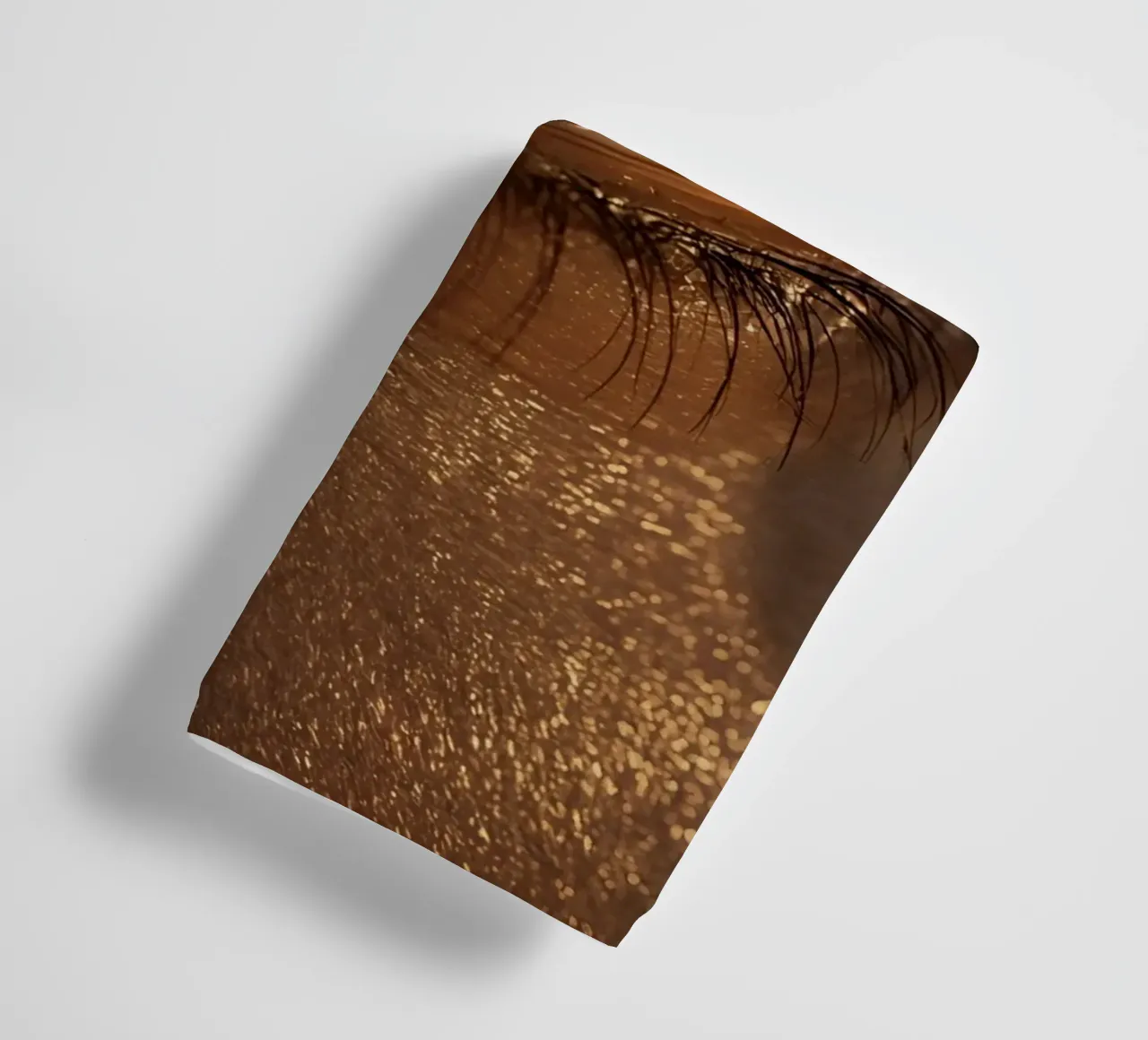 Macro occhio umano con iride ambrata e riflessi dorati della pelle asciugamano da bagno da DesignDoodle