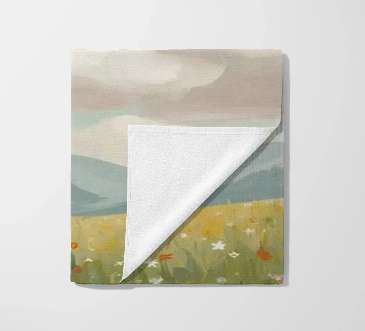 Prato con fiori selvatici e nuvole telo mare da DesignDoodle