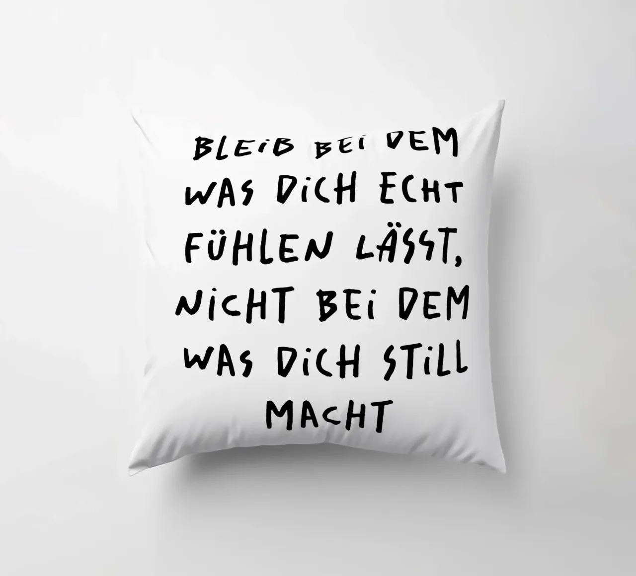 bleib bei dem was dich echt fühlen lässt.. cuscino da FRICKE DESIGN