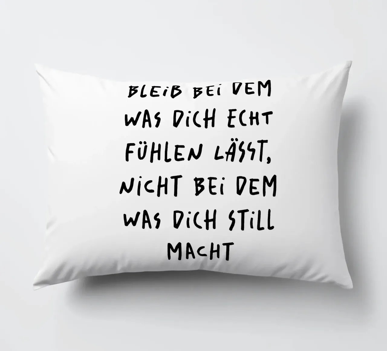 bleib bei dem was dich echt fühlen lässt.. cuscino da FRICKE DESIGN