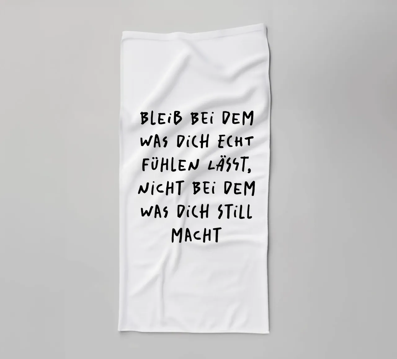 bleib bei dem was dich echt fühlen lässt.. asciugamano da bagno da FRICKE DESIGN