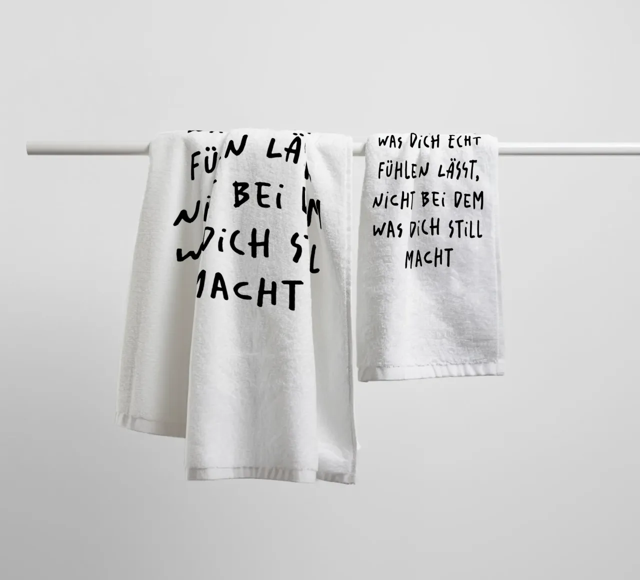 bleib bei dem was dich echt fühlen lässt.. asciugamano da bagno da FRICKE DESIGN