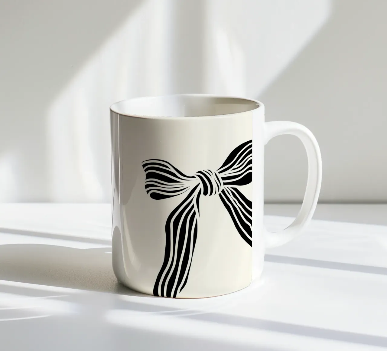 Black Bow on White tazza in ceramica da TijanaArtStudio88