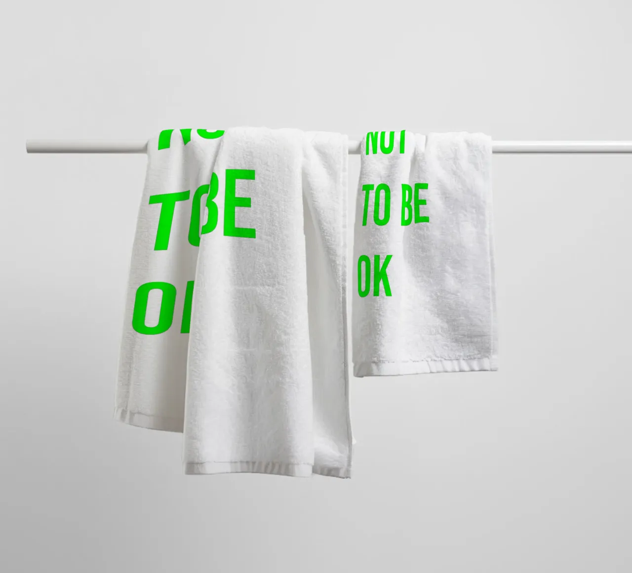 It‘s ok not to be ok (in 4 Farben erhältlich) asciugamano da bagno da FRICKE DESIGN