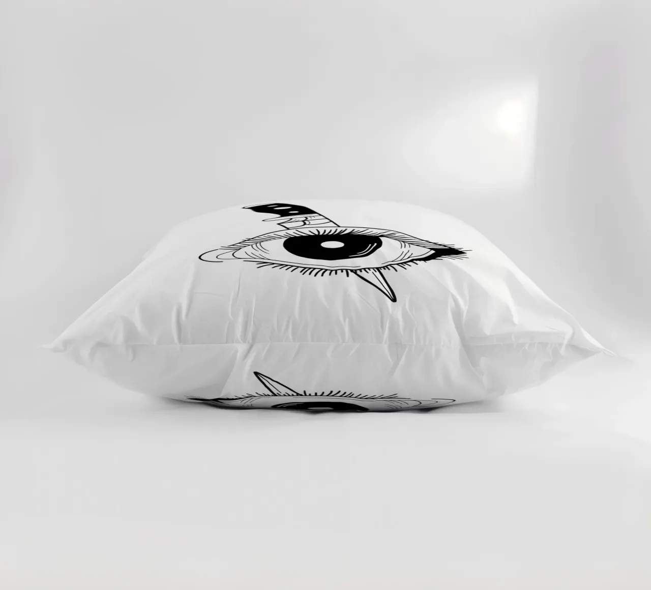 Killed Eye cuscino da byh.illustration
