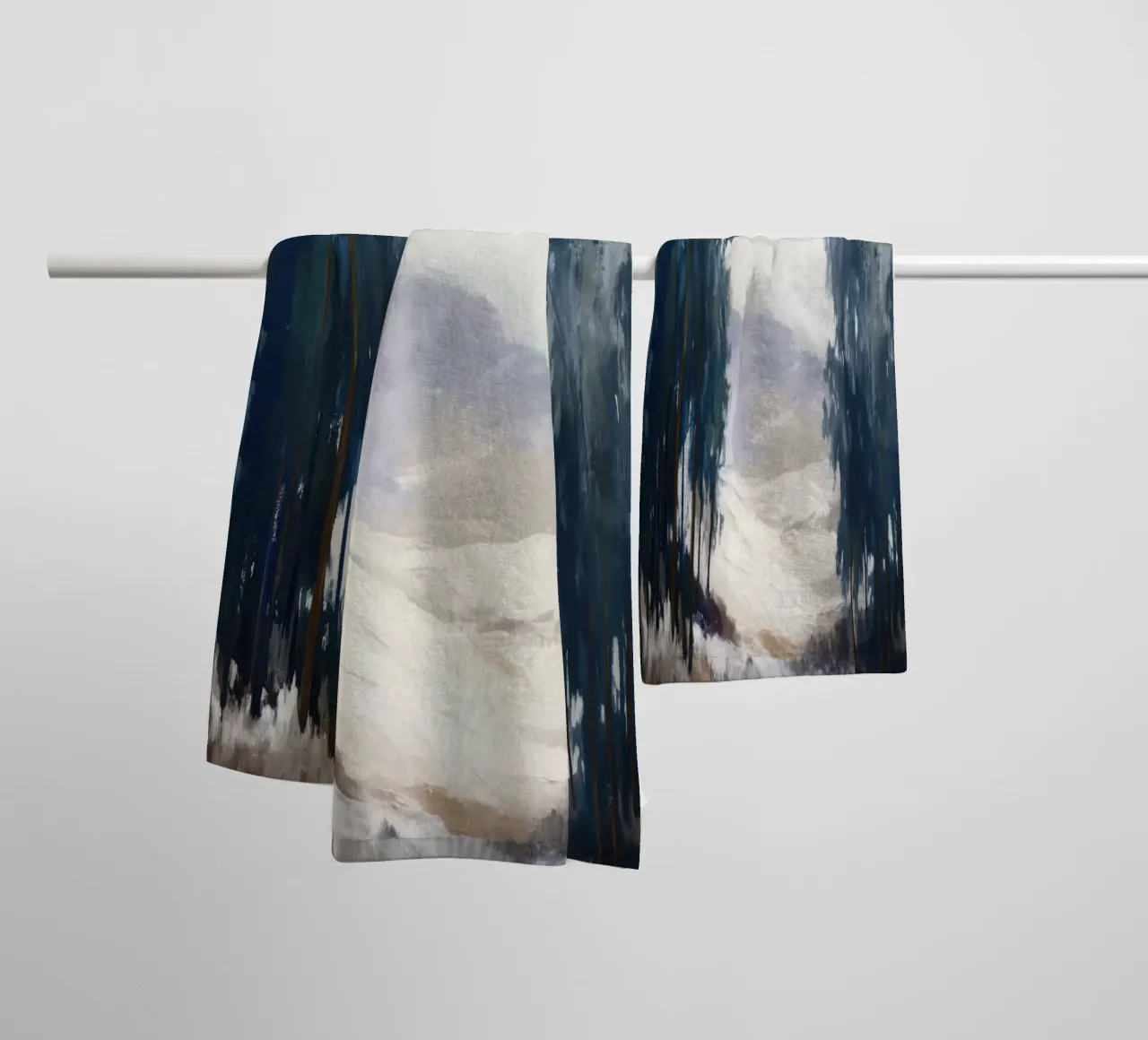 Winter Landscape with Snowy Fields - Tall Trees and Pale Sun asciugamano da bagno da Dune