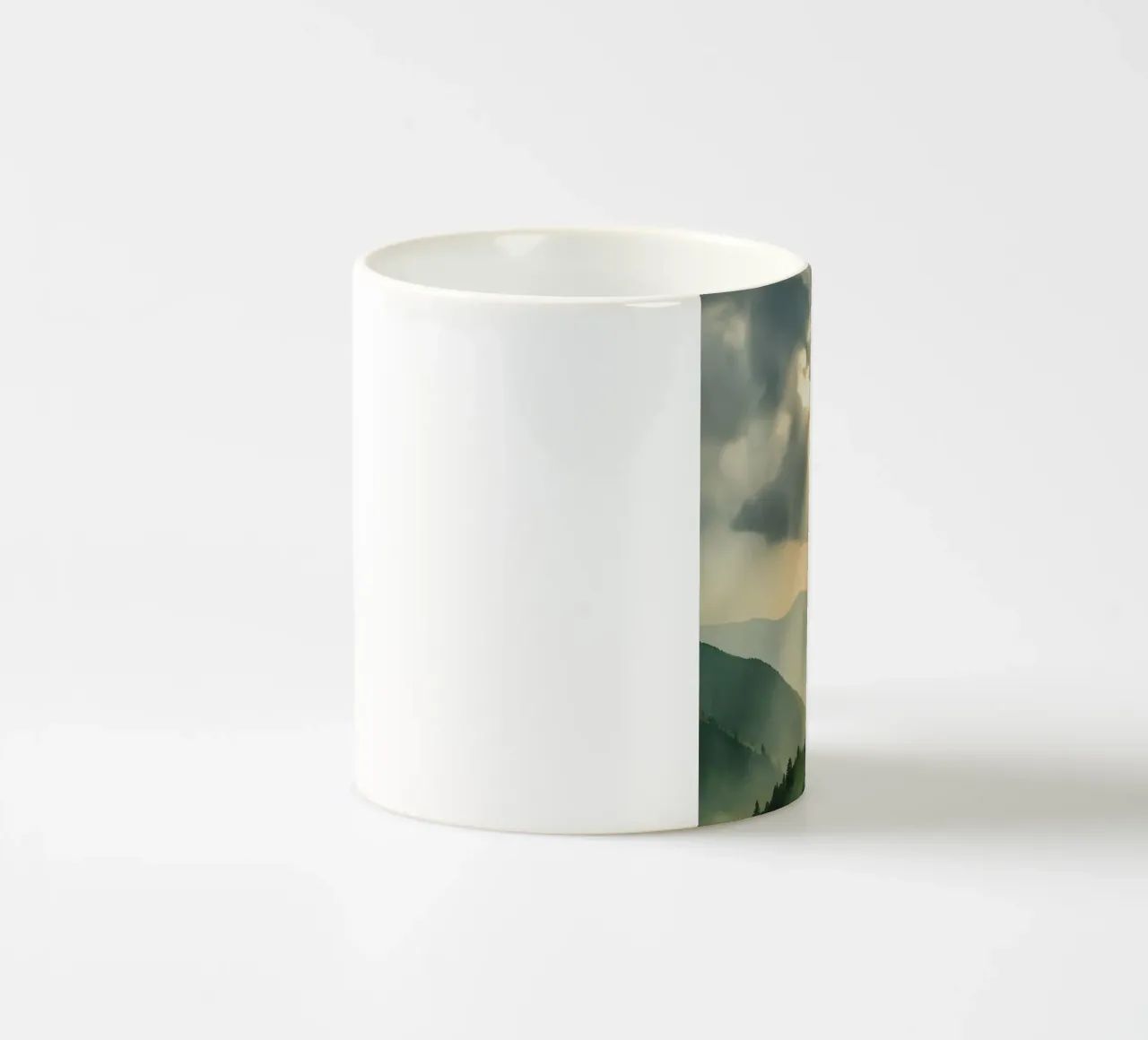 Paesaggio montano con raggi di sole tazza in ceramica da DesignDoodle