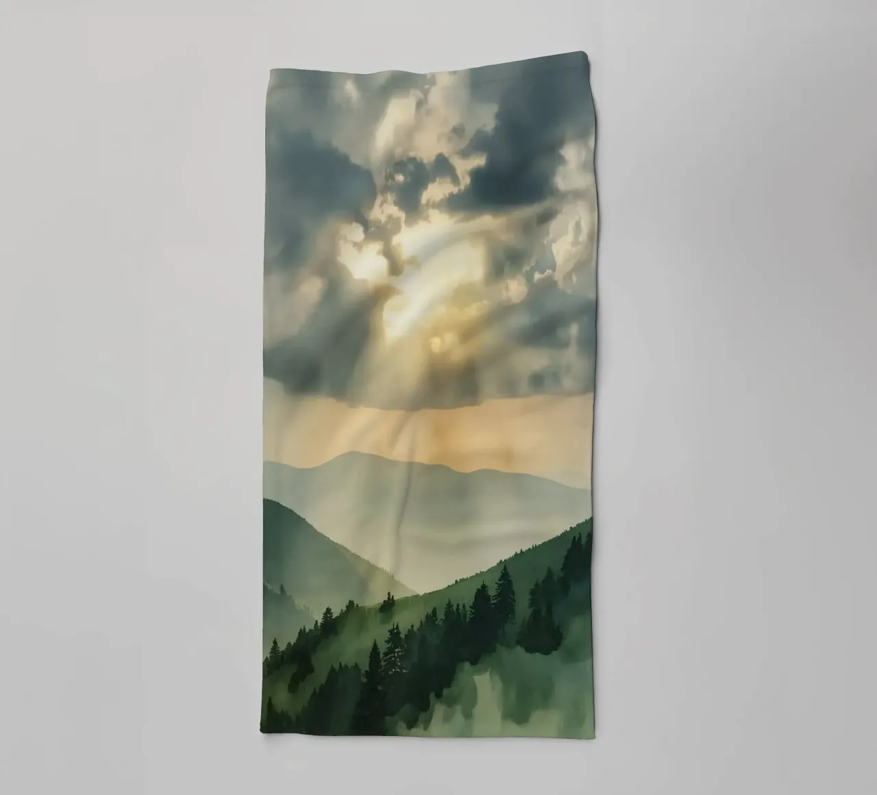 Paesaggio montano con raggi di sole asciugamano da bagno da DesignDoodle