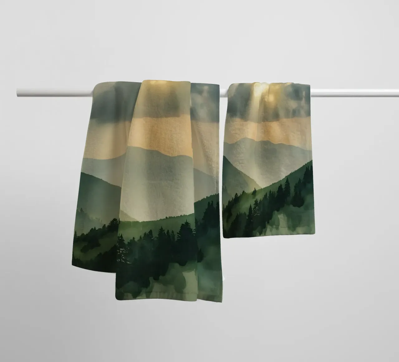 Paesaggio montano con raggi di sole asciugamano da bagno da DesignDoodle