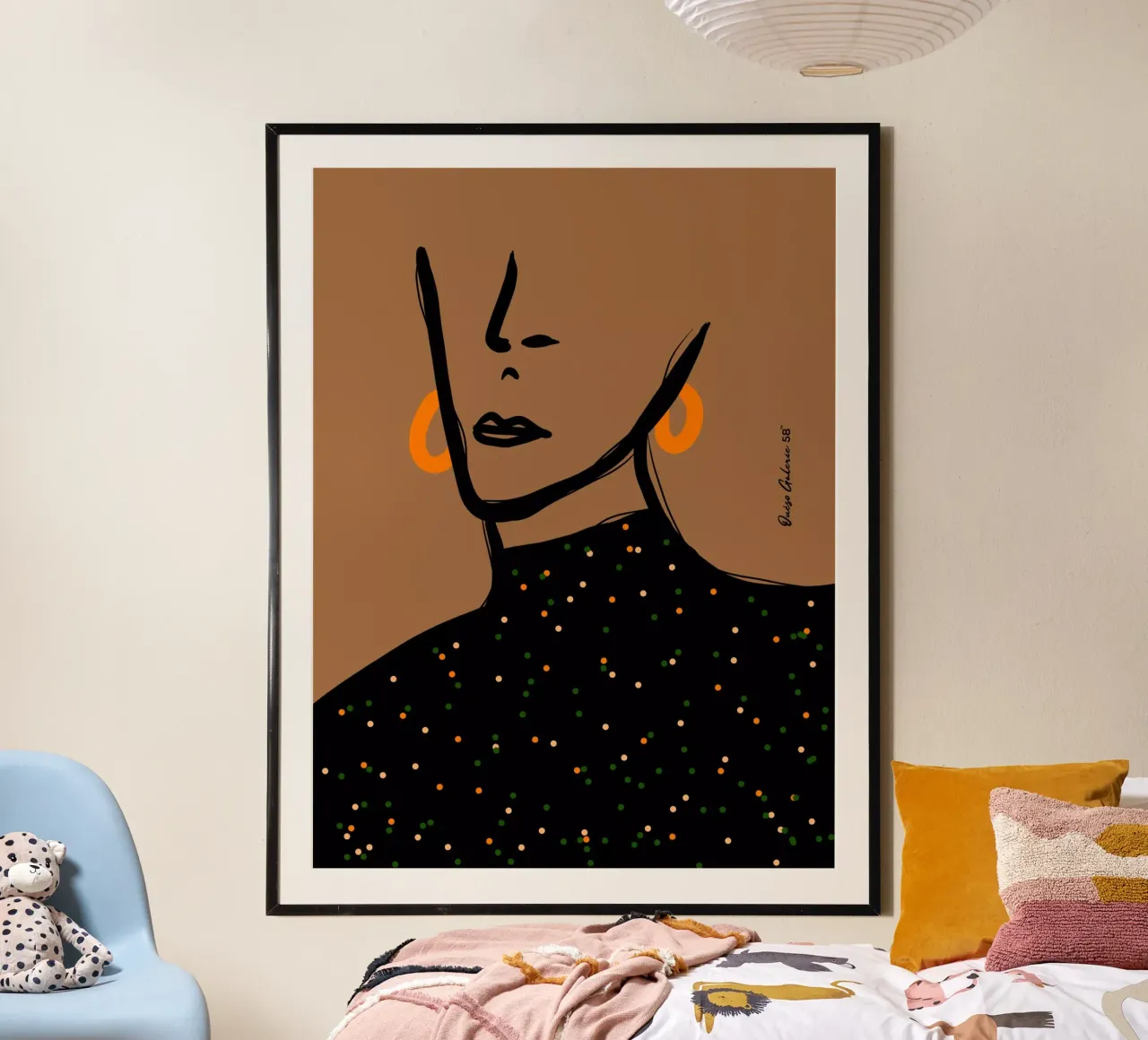 La parisienne Betina poster avec cadre en bois de Mike Leymi