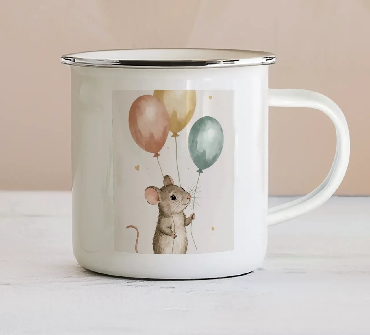 Simpatico topo felice che tiene in mano tre palloncini tazza in smalto da DesignDoodle