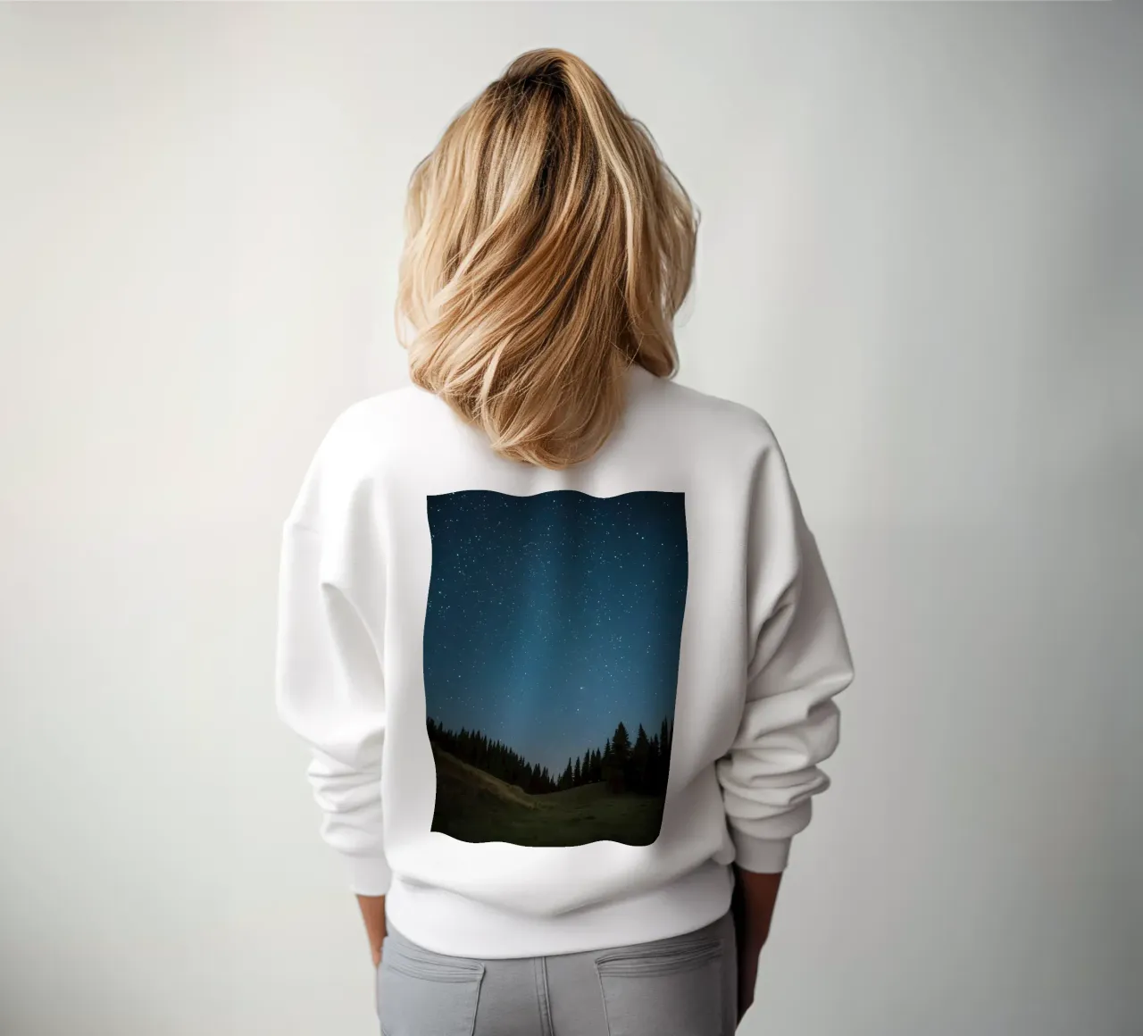 Cielo notturno su foresta e collina felpa da DesignDoodle