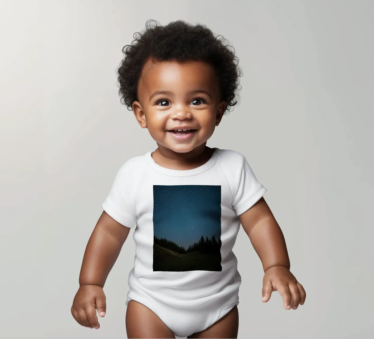 Ciel nocturne au-dessus d'une forêt et d'une colline body bébé de DesignDoodle