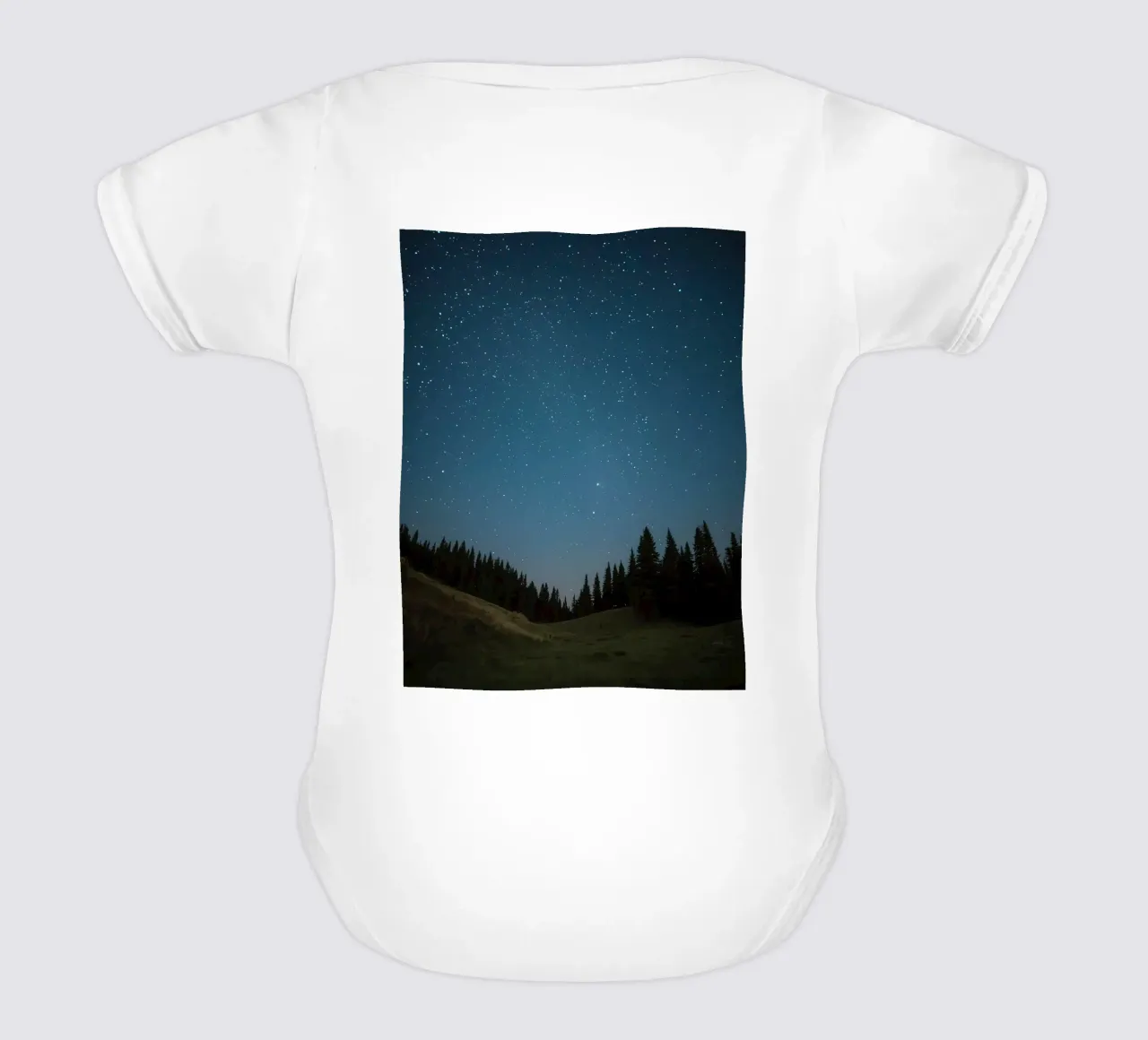 Ciel nocturne au-dessus d'une forêt et d'une colline body bébé de DesignDoodle
