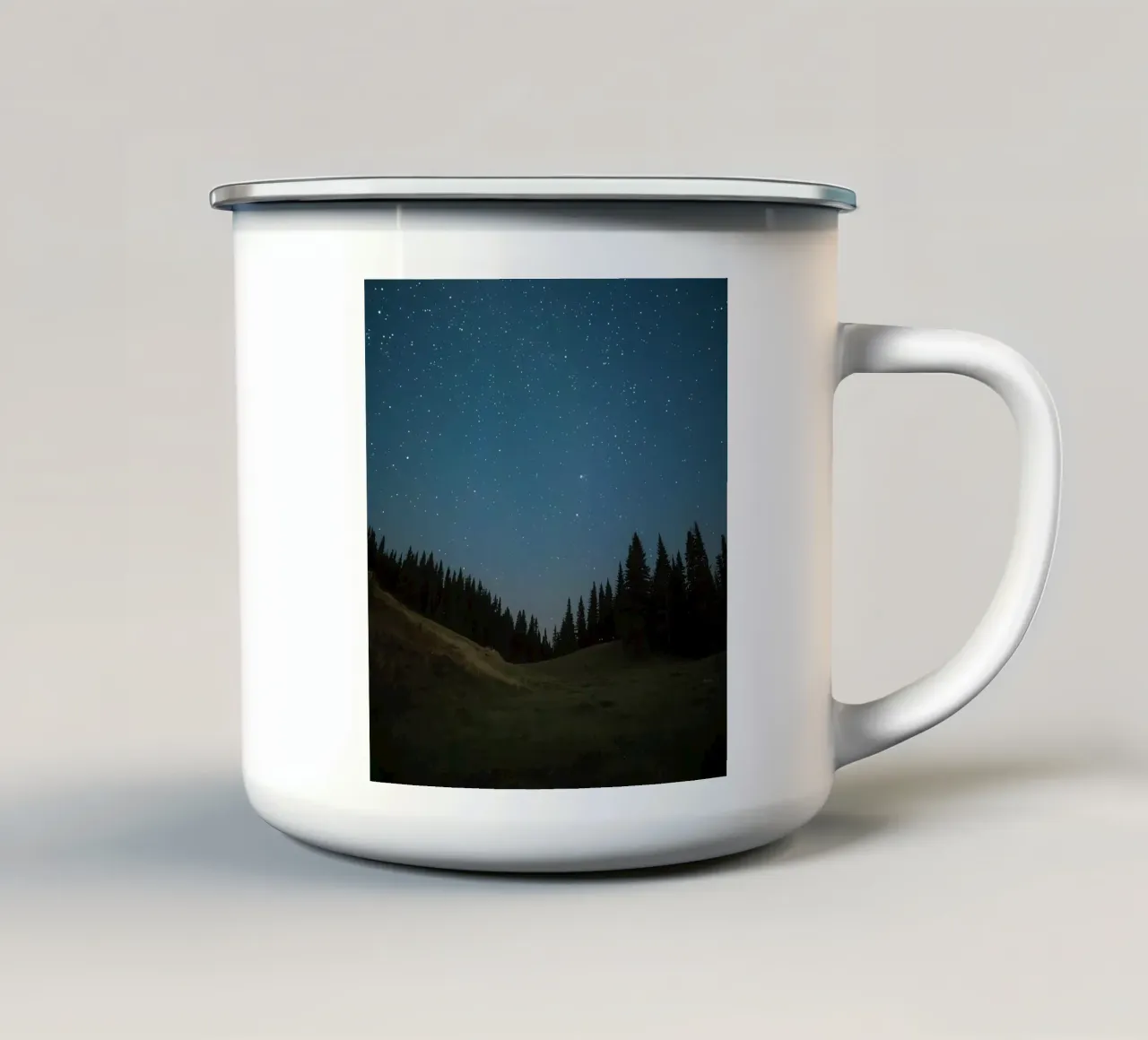 Cielo notturno su foresta e collina tazza in smalto da DesignDoodle