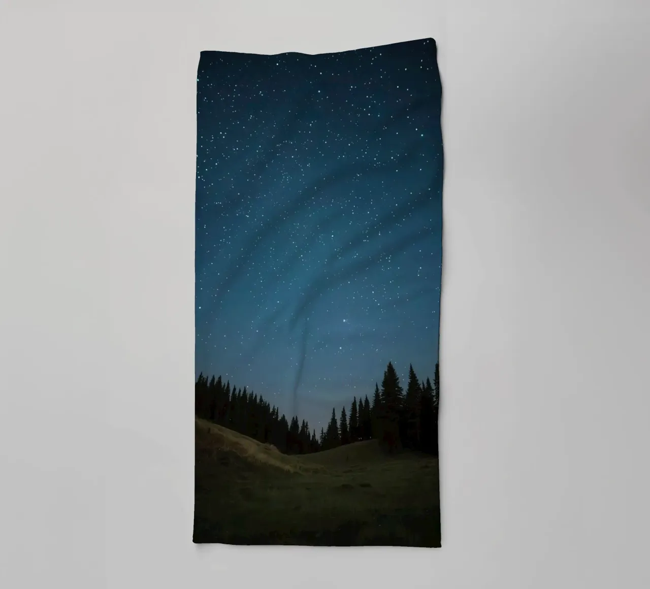 Ciel nocturne au-dessus d'une forêt et d'une colline serviette de bain de DesignDoodle