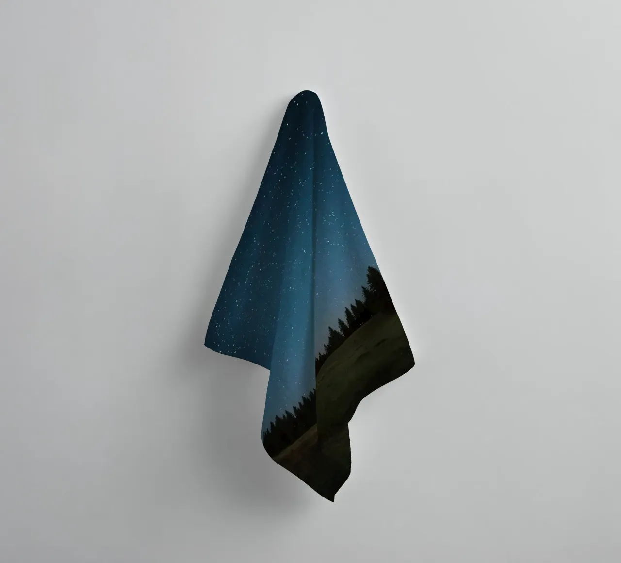 Ciel nocturne au-dessus d'une forêt et d'une colline serviette de bain de DesignDoodle
