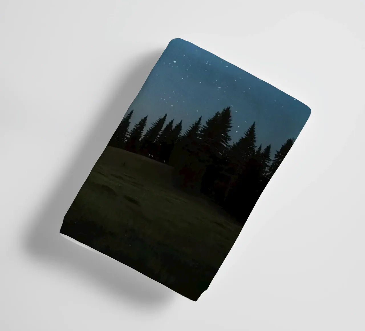 Ciel nocturne au-dessus d'une forêt et d'une colline serviette de bain de DesignDoodle