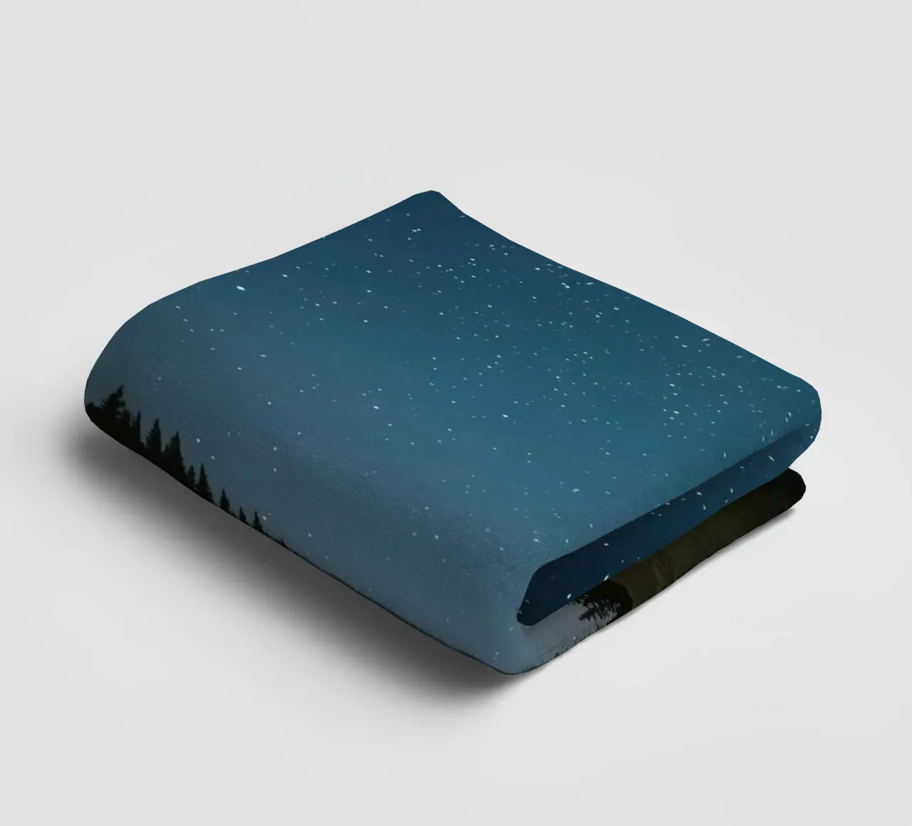 Ciel nocturne au-dessus d'une forêt et d'une colline serviette de bain de DesignDoodle