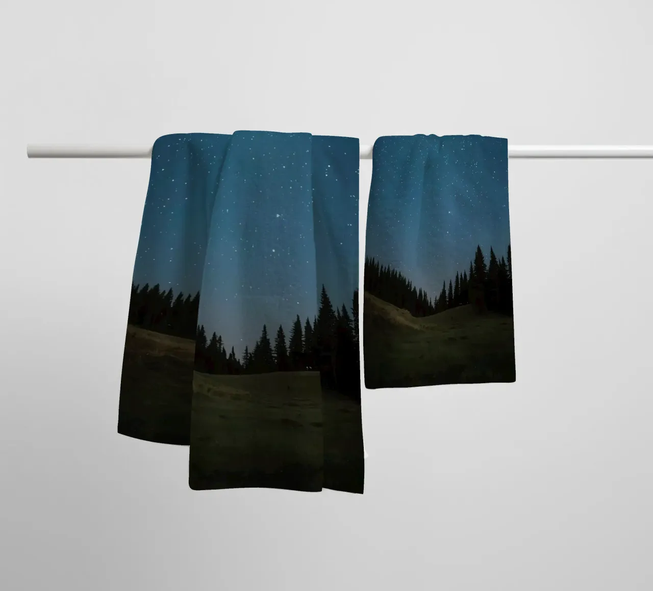 Ciel nocturne au-dessus d'une forêt et d'une colline serviette de bain de DesignDoodle