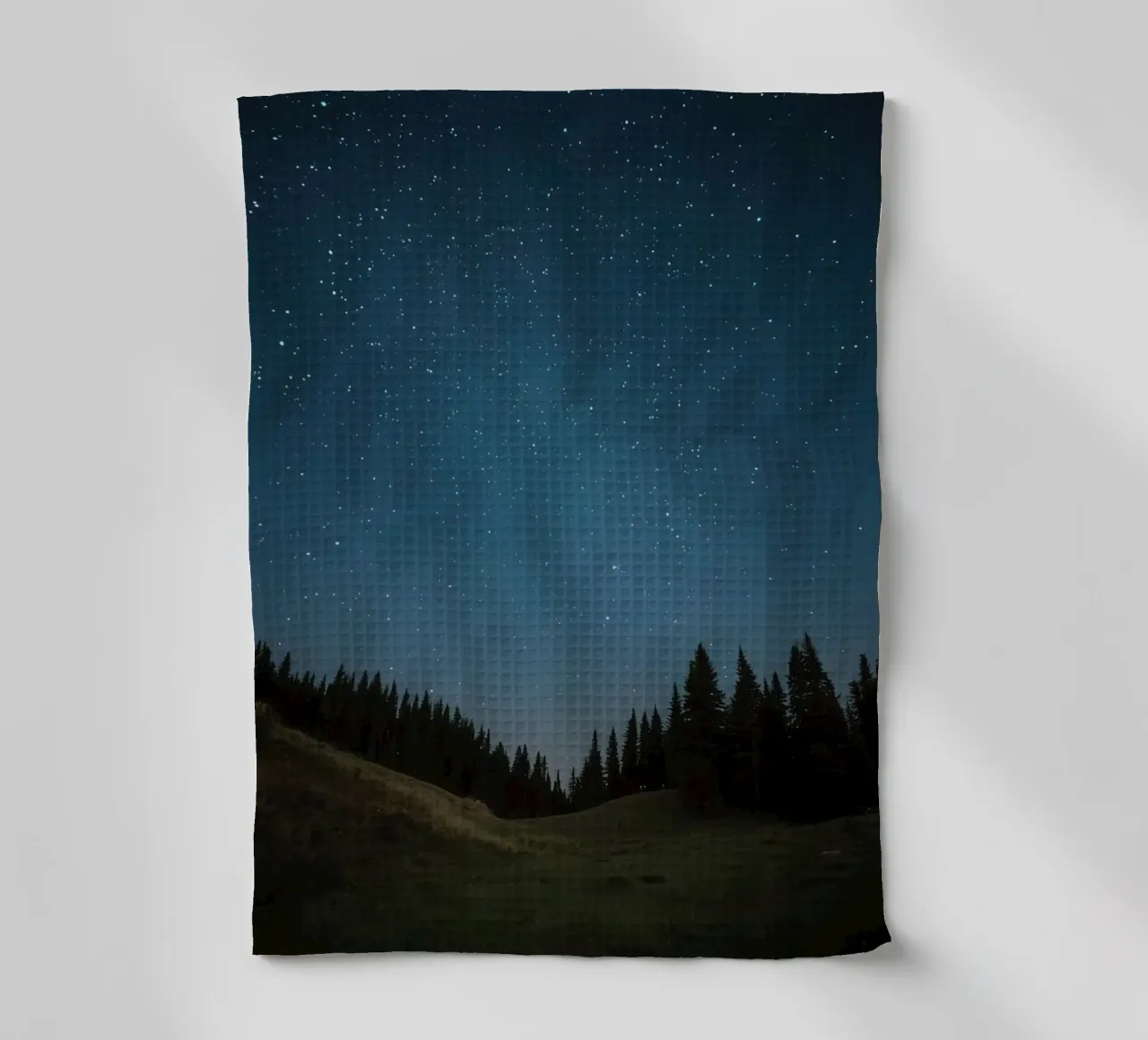 Ciel nocturne au-dessus d'une forêt et d'une colline torchon de DesignDoodle