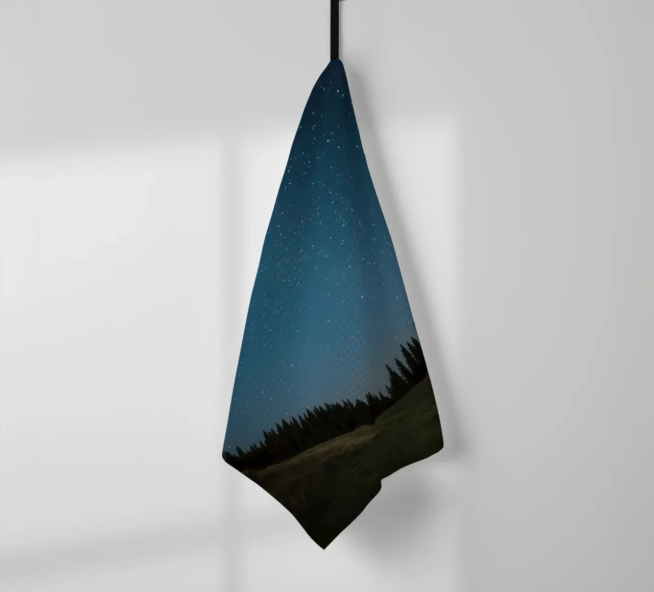 Ciel nocturne au-dessus d'une forêt et d'une colline torchon de DesignDoodle