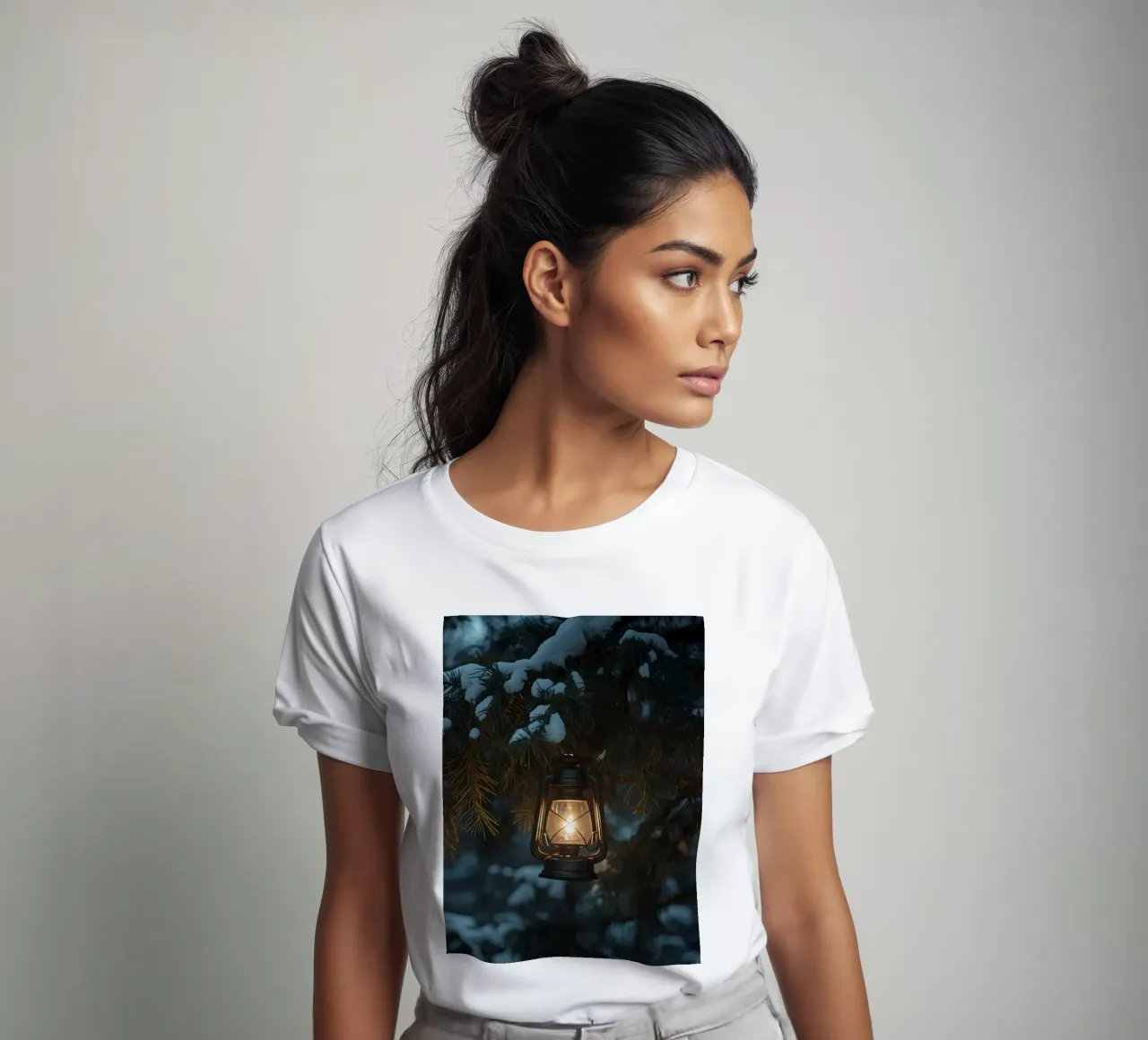 Lanterna a olio appesa a un ramo di pino coperto di neve t-shirt da DesignDoodle