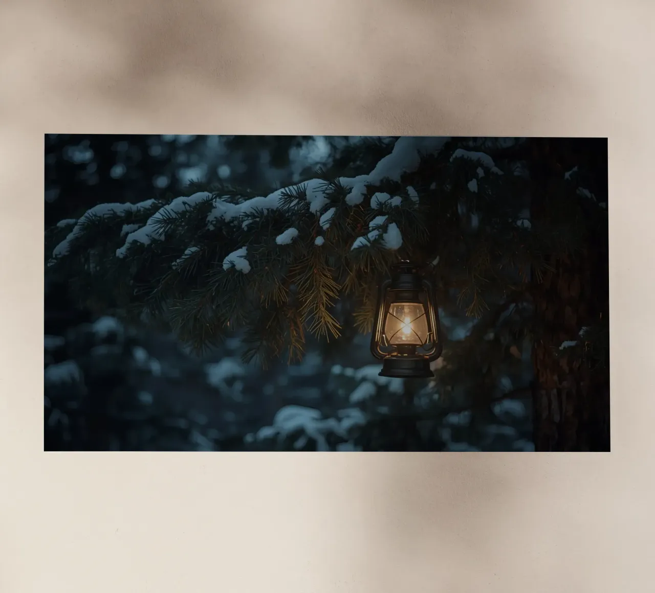 Lanterna a olio appesa a un ramo di pino coperto di neve pellicola backlit da DesignDoodle