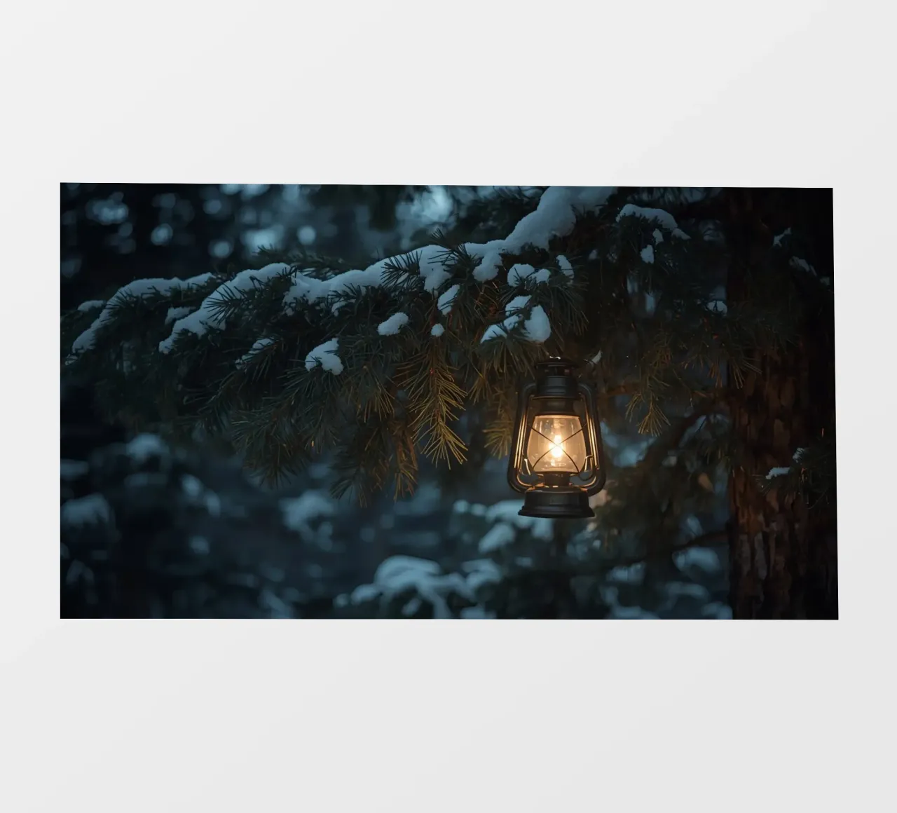 Lanterna a olio appesa a un ramo di pino coperto di neve pellicola backlit da DesignDoodle