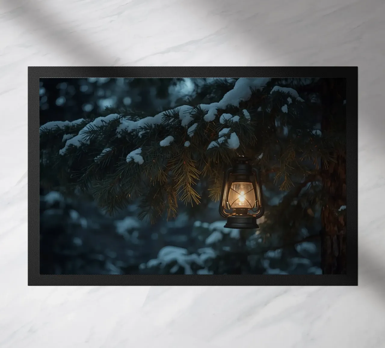 Lanterna a olio appesa a un ramo di pino coperto di neve zerbino da DesignDoodle