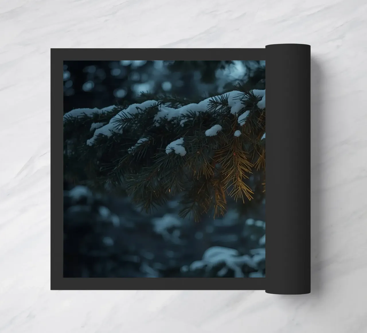 Lanterna a olio appesa a un ramo di pino coperto di neve zerbino da DesignDoodle